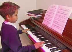 Бяцхан “Моцарт” нэг хоногийн дотор төгөлдөр хуур тоглож сурчээ
